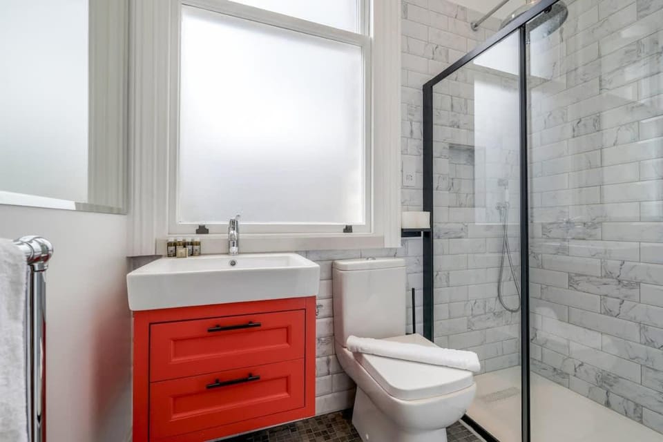 Modern spacious studio in Chelsea by Kings Road Apartment in City of Westminster
