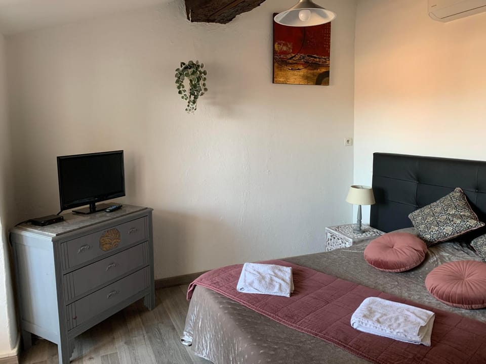 Bed, TV and multimedia, Photo of the whole room
