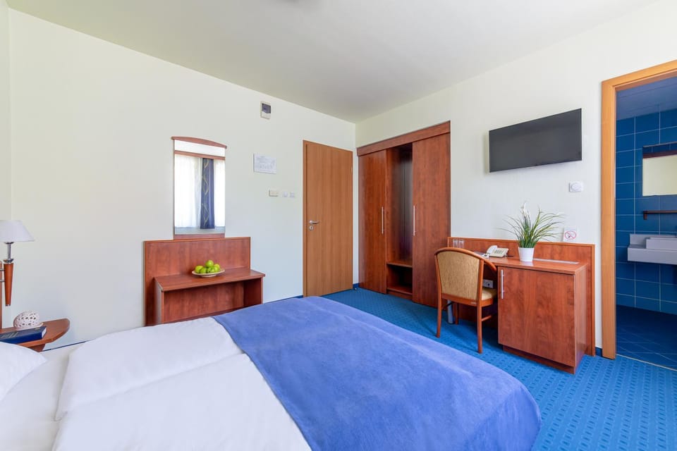 Bed, Photo of the whole room