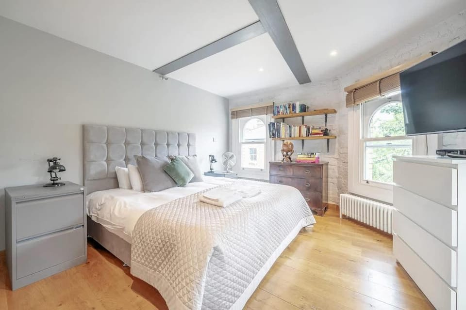 Experience London in amazing reconverted Gin house Apartment in City of Westminster
