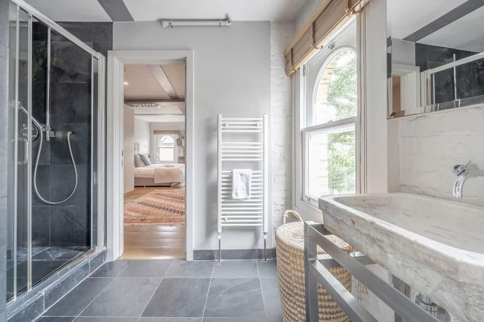 Experience London in amazing reconverted Gin house Apartment in City of Westminster