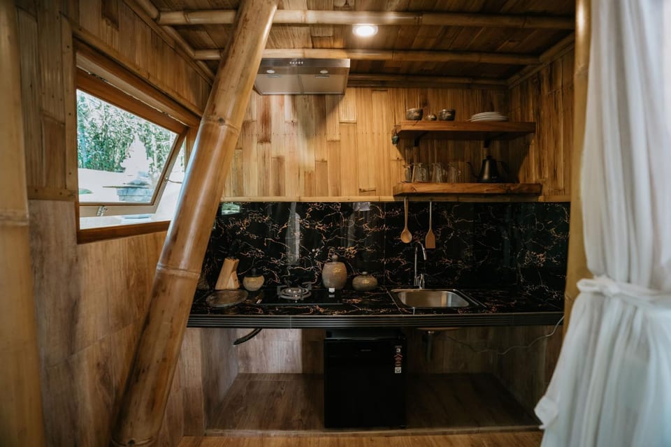 Kitchen or kitchenette, minibar