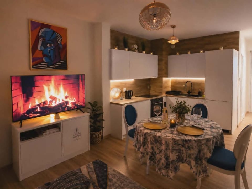 TV and multimedia, Kitchen or kitchenette, Living room