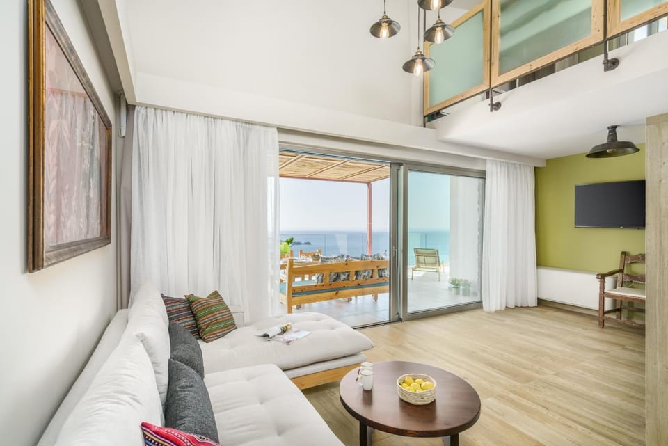 Communal lounge/ TV room, TV and multimedia, View (from property/room), Balcony/Terrace, Living room, Seating area, Sea view