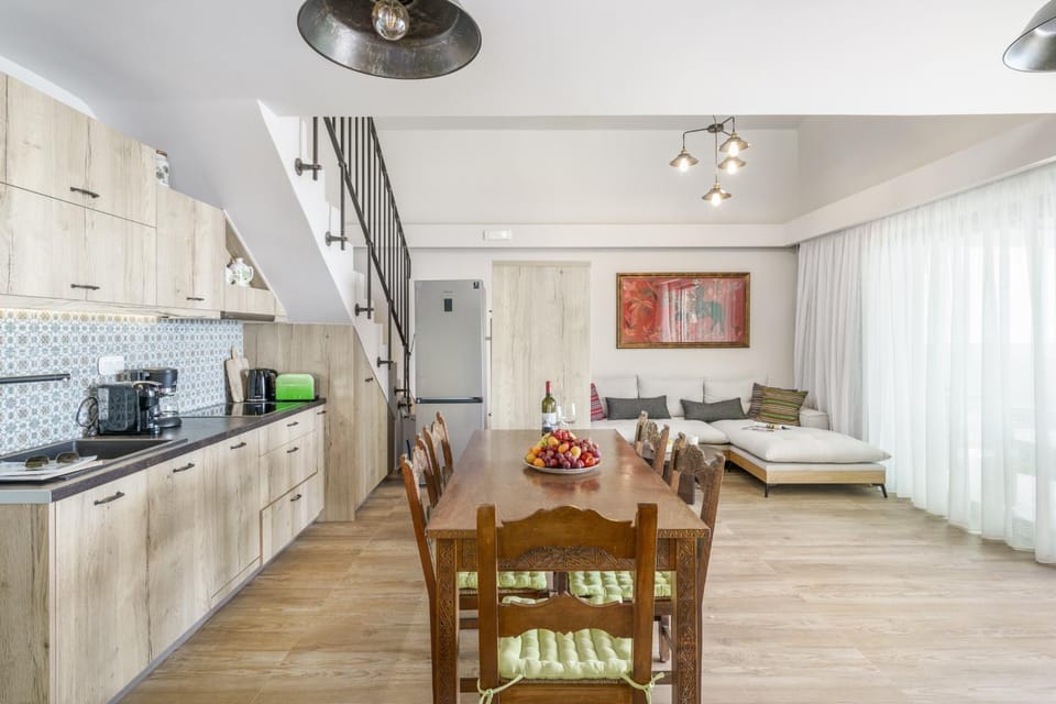 Kitchen or kitchenette, Living room, Seating area, Dining area, pet friendly