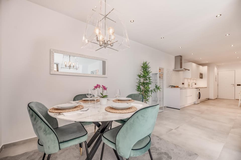 Property building, Kitchen or kitchenette, Living room, Seating area, Dining area, oven