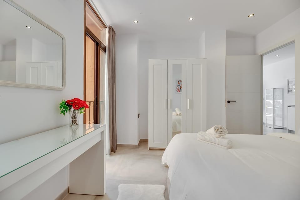Bed, Bathroom, Photo of the whole room, Bedroom, towels, wardrobe