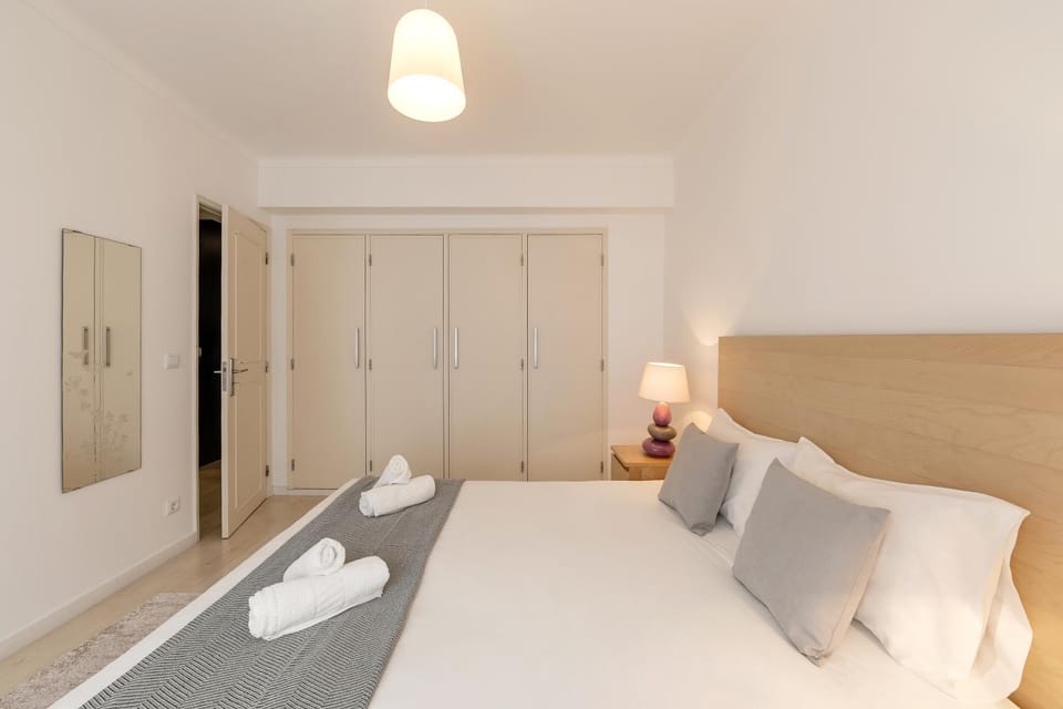 Bed, Bedroom, towels, wardrobe