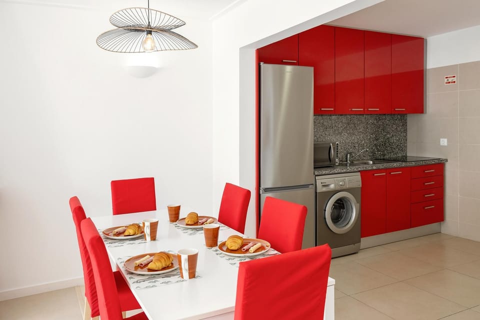 Kitchen or kitchenette, Living room, Food and drinks, Dining area, Food, microwave, stove, washing machine