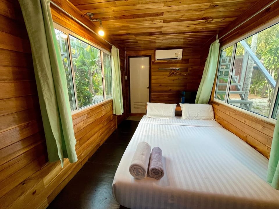 Bed, Photo of the whole room, Bedroom, towels, air conditioner