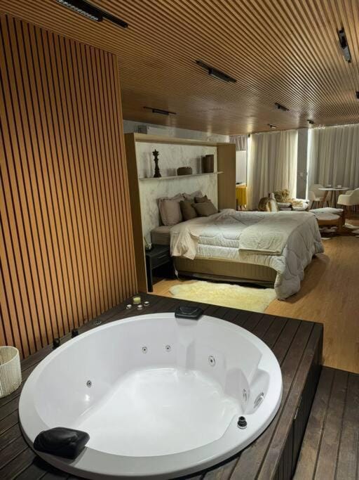 Hot Tub, Photo of the whole room