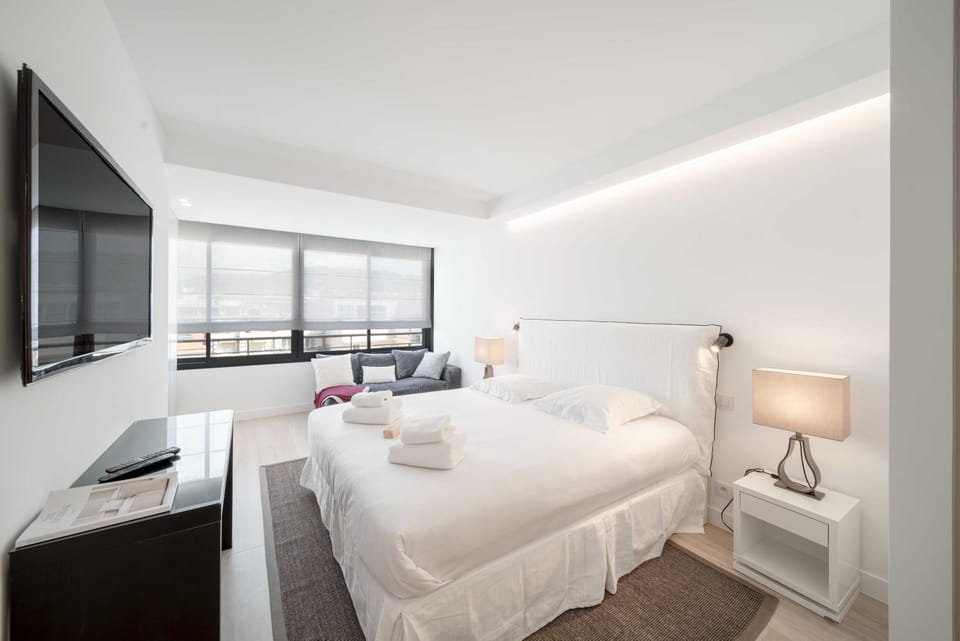 Bed, TV and multimedia, Seating area, Bedroom