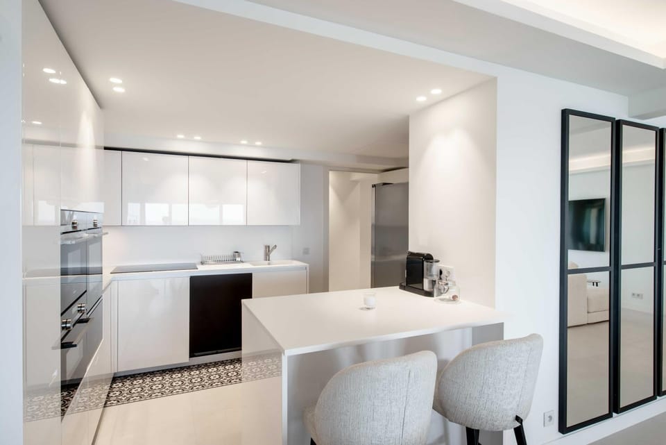 Coffee/tea facilities, Dining area, oven, stove, kitchen