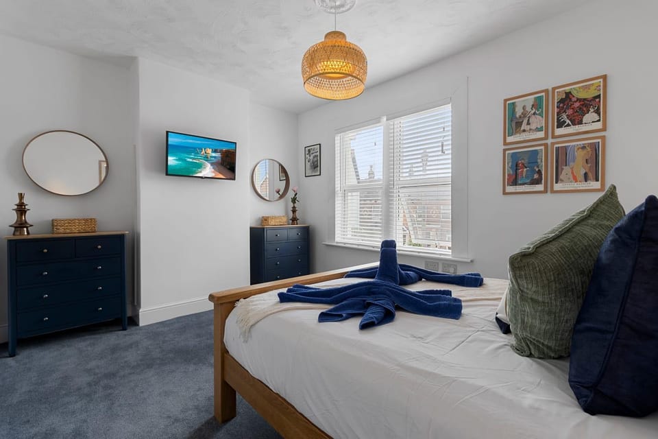 Bed, TV and multimedia, Decorative detail, Bedroom, towels