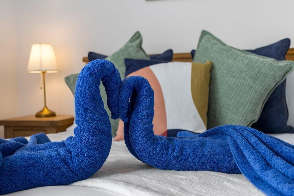 Bed, Decorative detail, Bedroom, towels