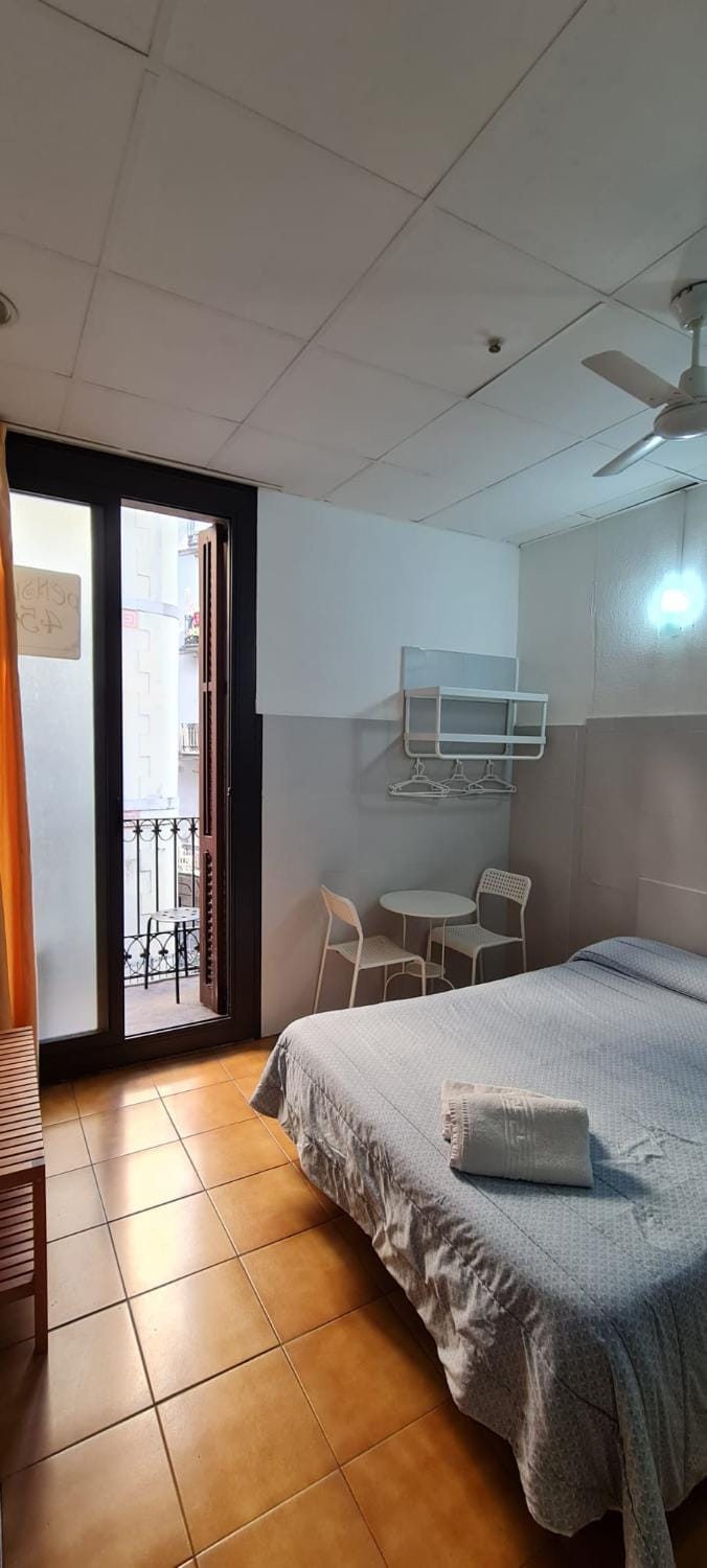 Pensión 45 Bed and Breakfast in Barcelona