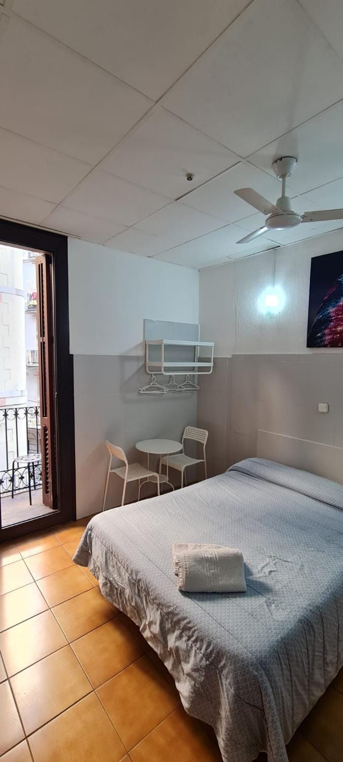Pensión 45 Bed and Breakfast in Barcelona