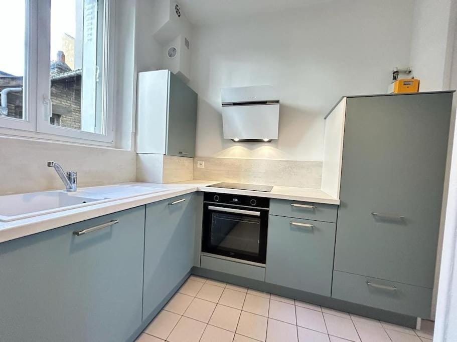 Reims - Place du forum spacieux T2 au centre-ville Apartment in Reims