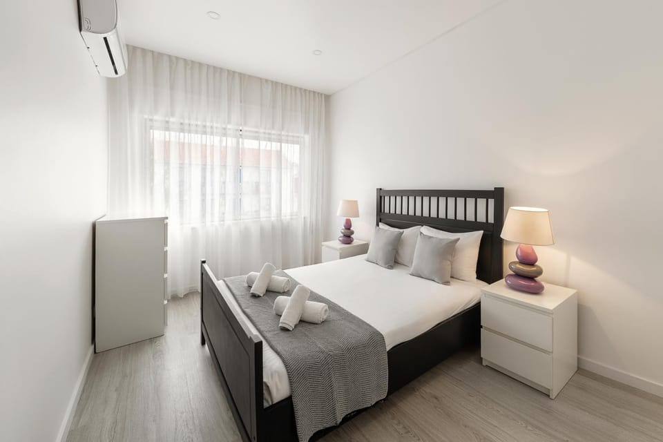 Bed, Bedroom, towels, air conditioner