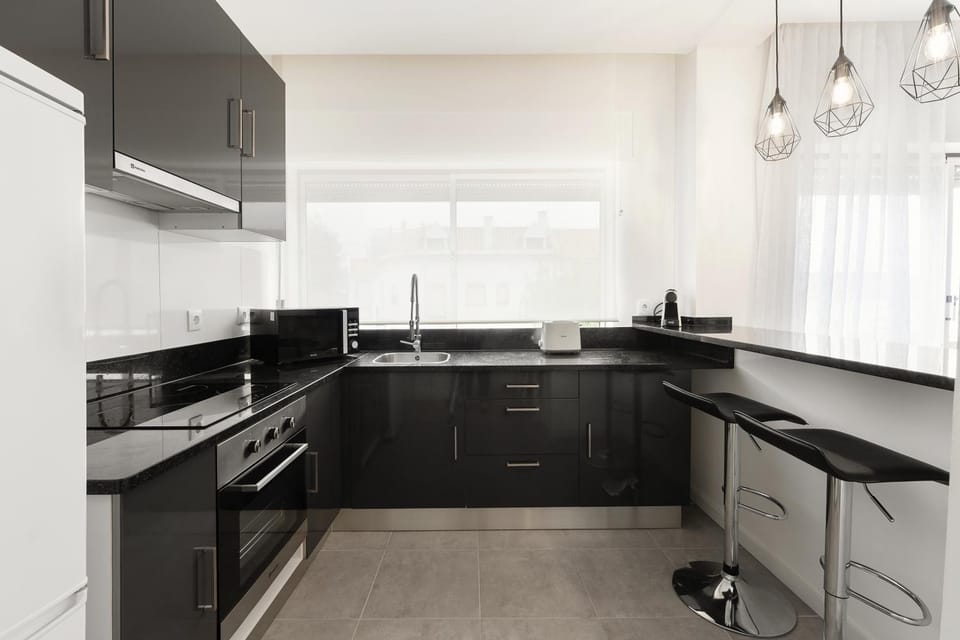 Coffee/tea facilities, Kitchen or kitchenette, microwave, oven, stove, toaster