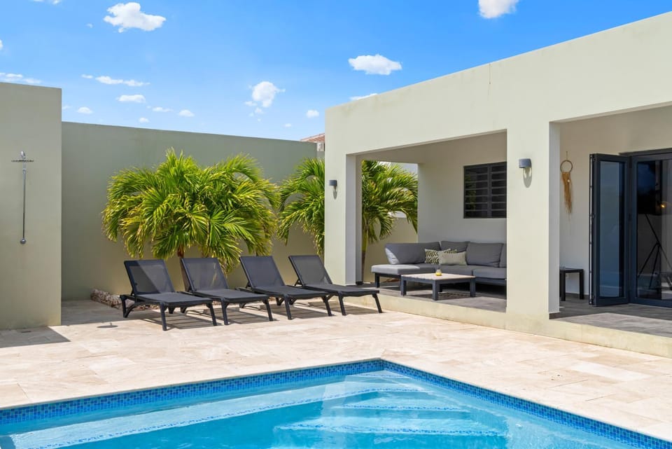 Villa Jasmijn, Mambo Beach, Private Pool Villa in Willemstad