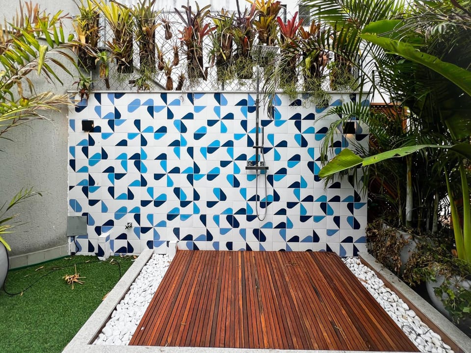 Shower, Day, Balcony/Terrace