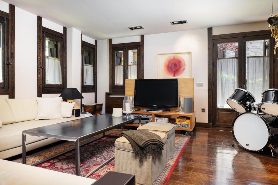 Communal lounge/ TV room, TV and multimedia, Living room, Seating area, Evening entertainment