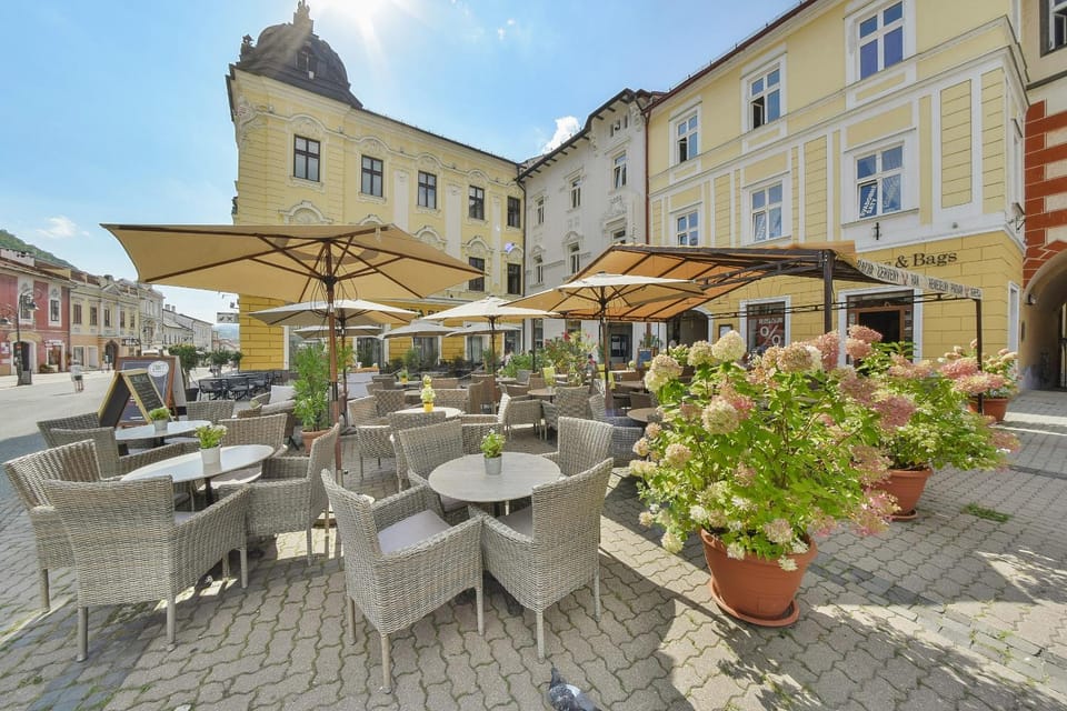 Restaurant/places to eat, Location