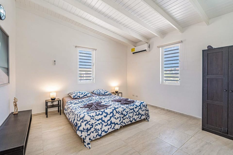 Bed, Bedroom, wardrobe, air conditioner