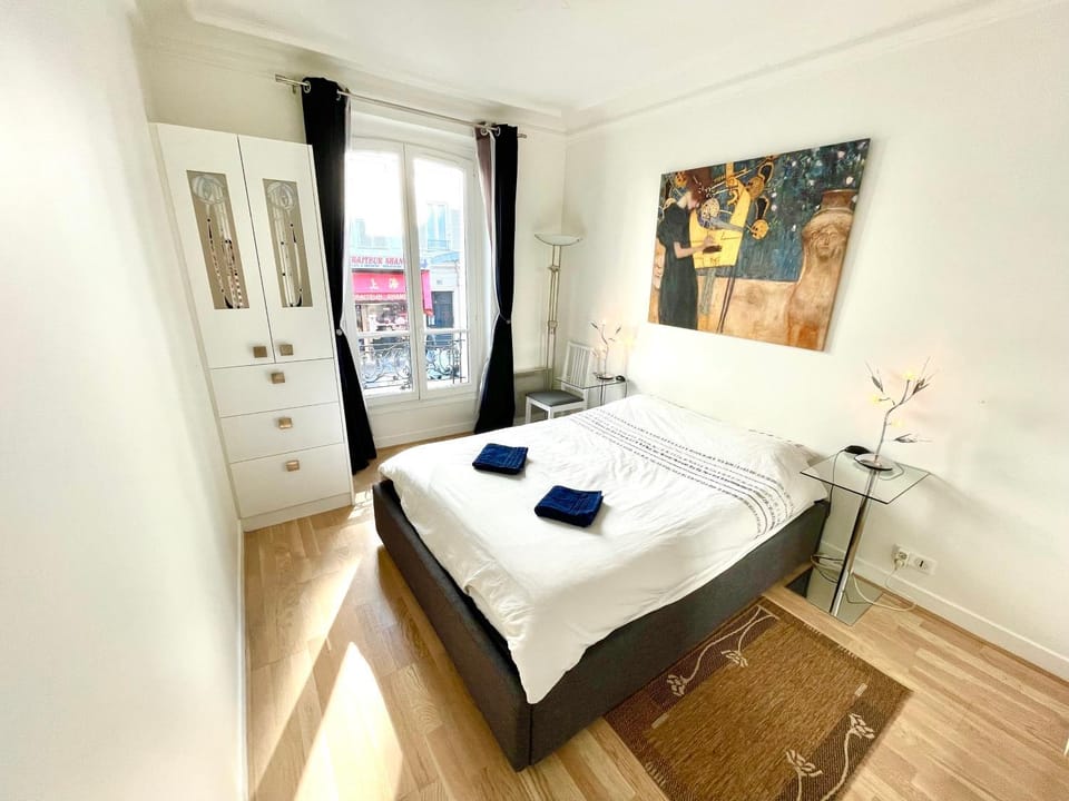 Photo of the whole room, Bedroom