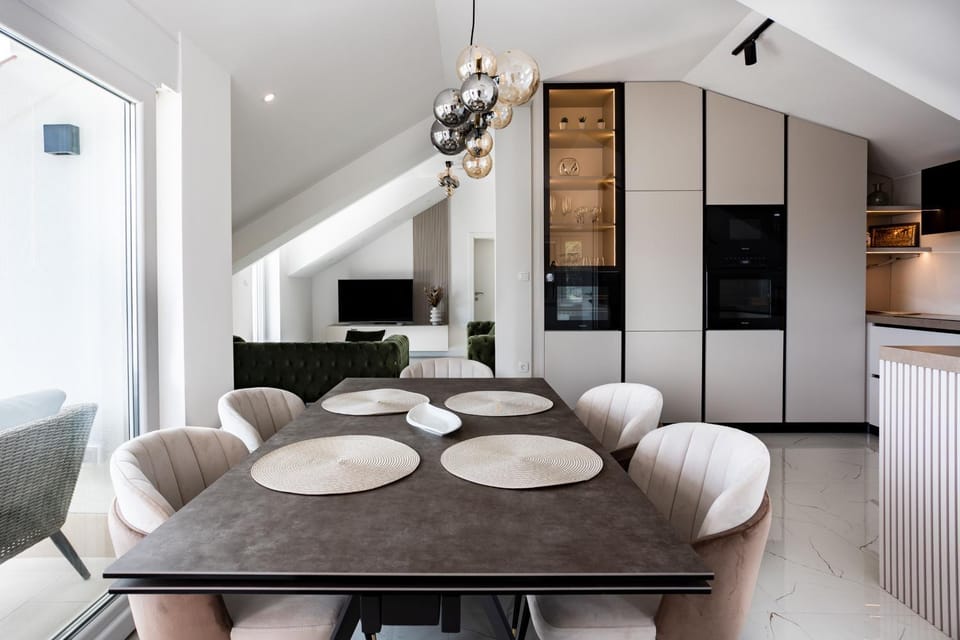 Kitchen or kitchenette, Living room, Seating area, Dining area
