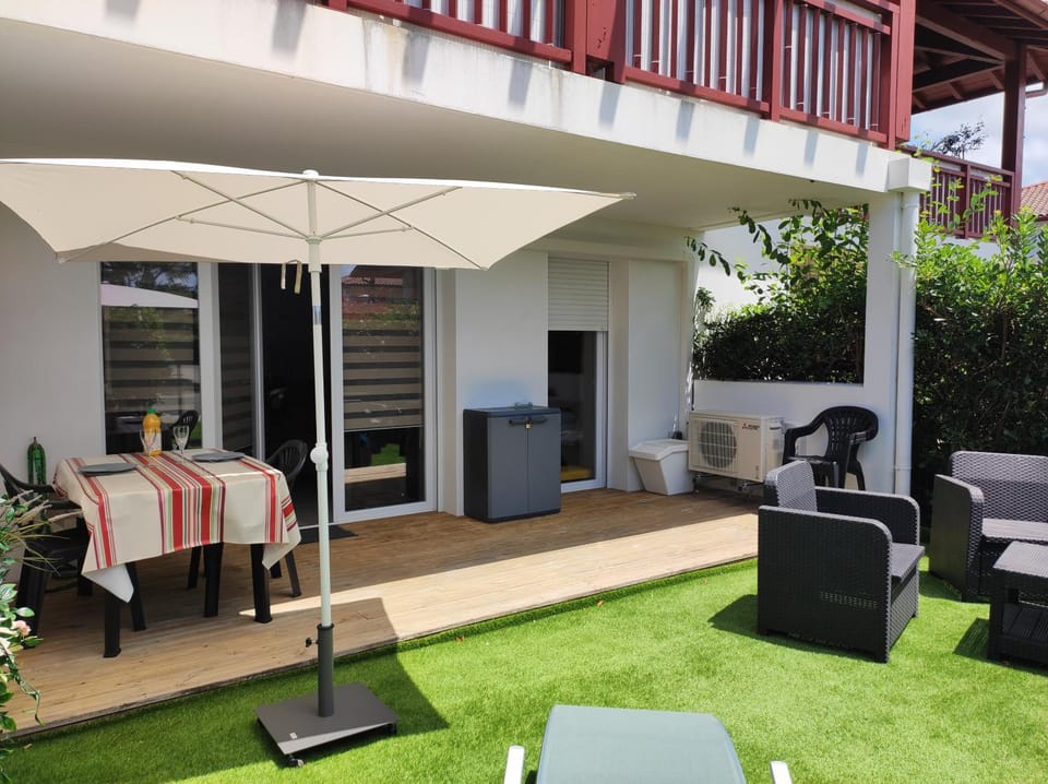 Patio, Day, Balcony/Terrace, sunbed
