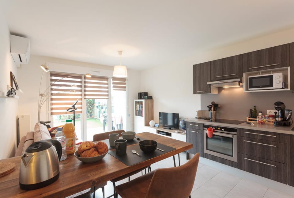 Kitchen or kitchenette, Dining area, dishwasher, oven, stove, toaster, air conditioner