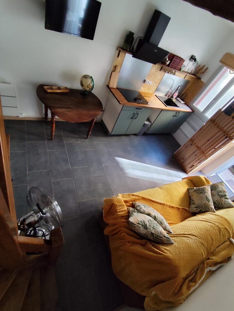Kitchen or kitchenette, Living room, Seating area