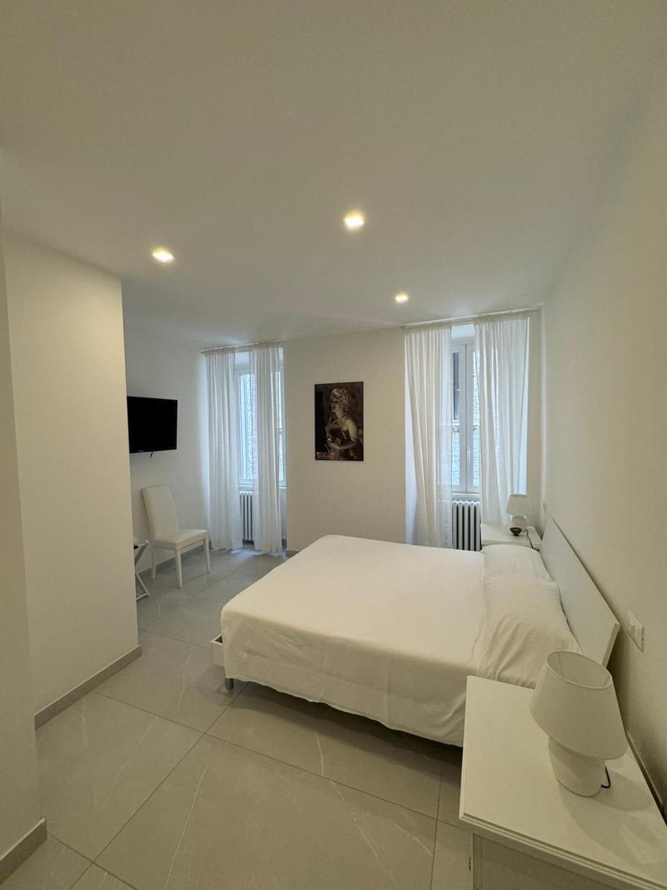 Bed, TV and multimedia, Photo of the whole room, Bedroom