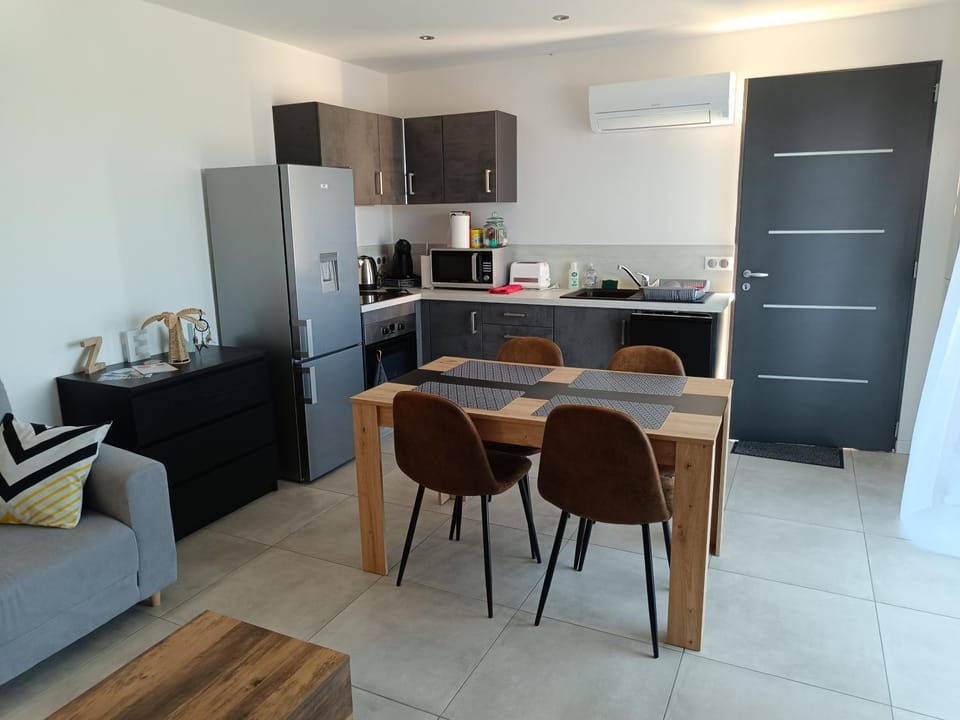 Kitchen or kitchenette, Dining area