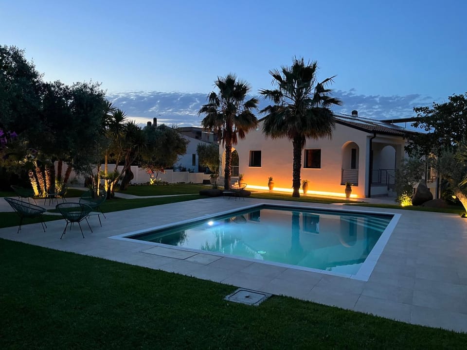 Property building, Garden, Swimming pool