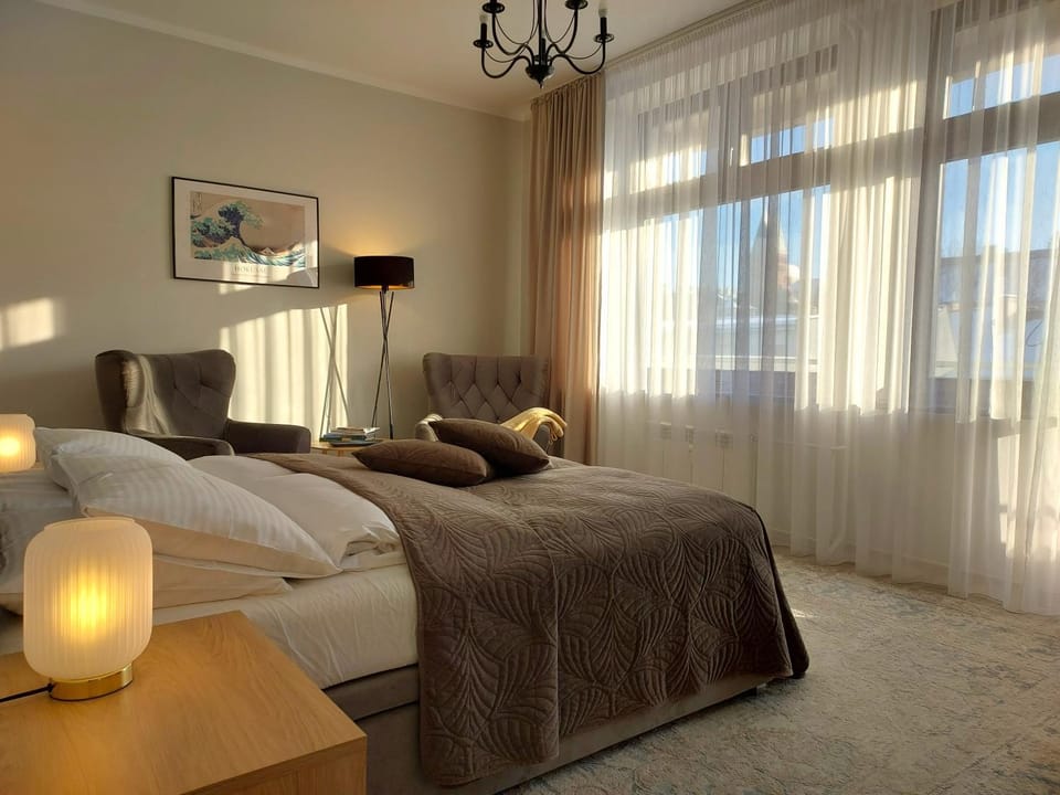 Bed, Living room, Photo of the whole room, Seating area, Bedroom