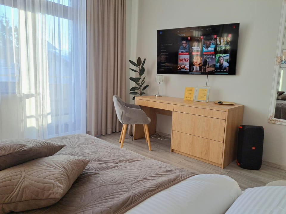 Bed, TV and multimedia, Living room, Seating area, Bedroom, internet