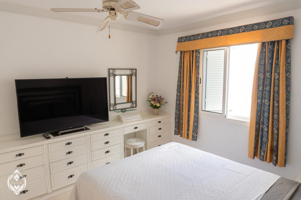 Bed, TV and multimedia, Bedroom
