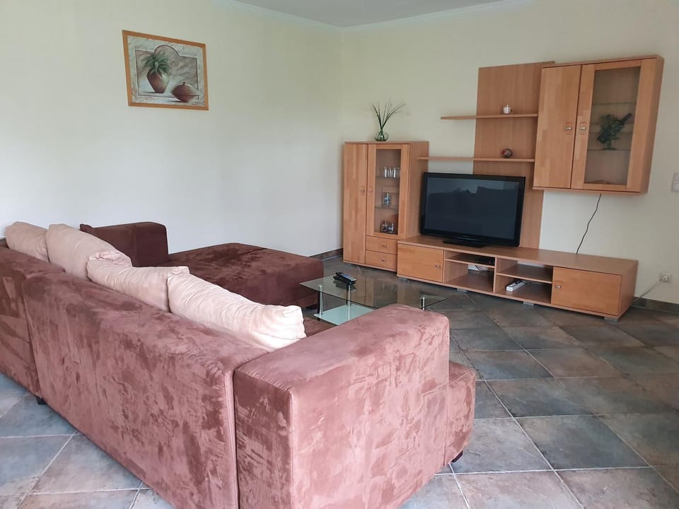 Communal lounge/ TV room, TV and multimedia, Living room, Seating area