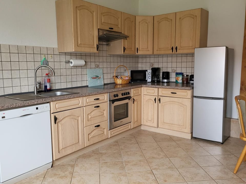 Coffee/tea facilities, Kitchen or kitchenette, dishwasher, stove, toaster