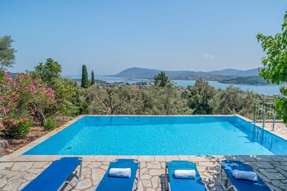 Day, Natural landscape, Mountain view, Pool view, Swimming pool, sunbed
