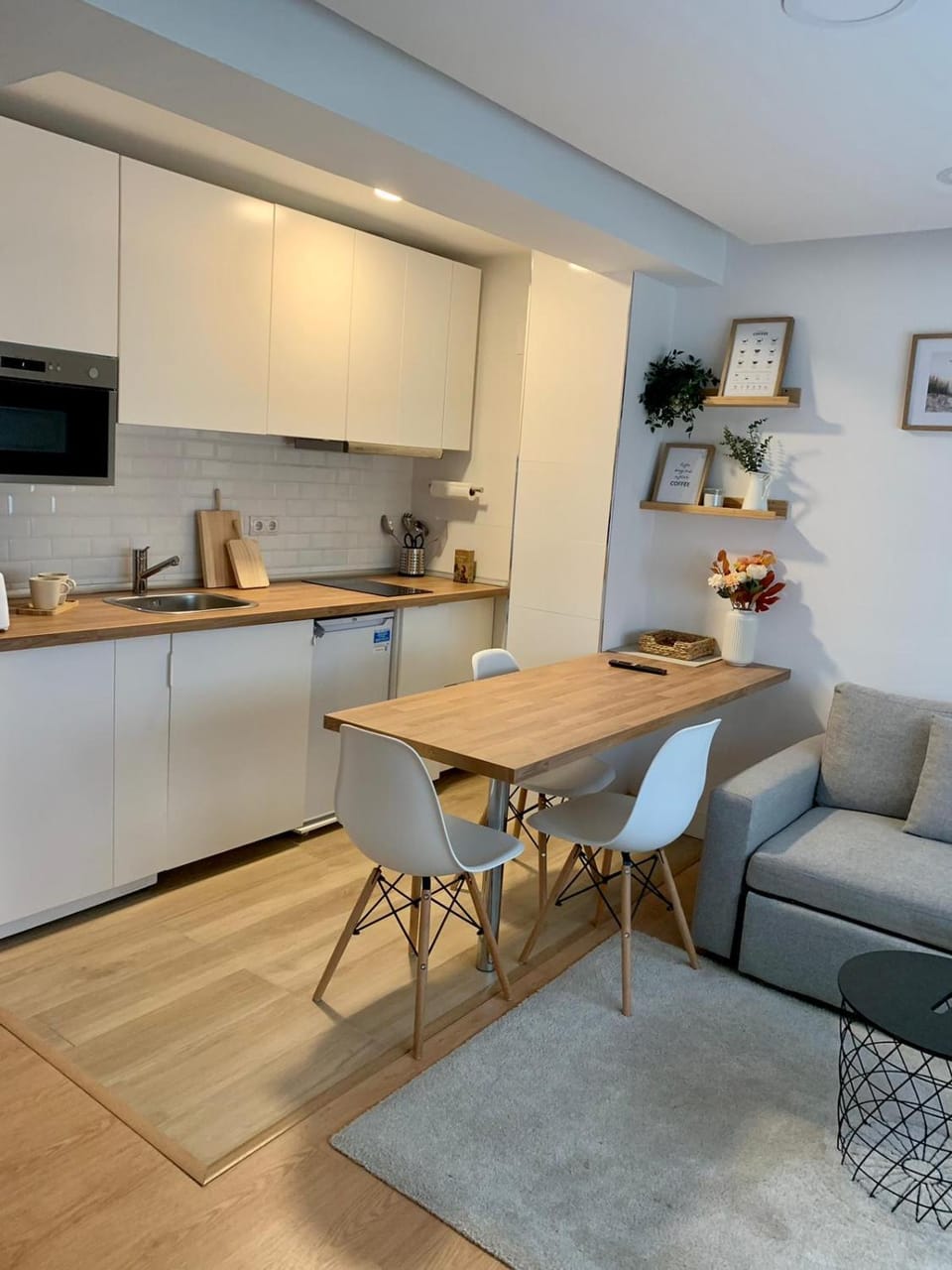 Kitchen or kitchenette, Dining area, oven, stove