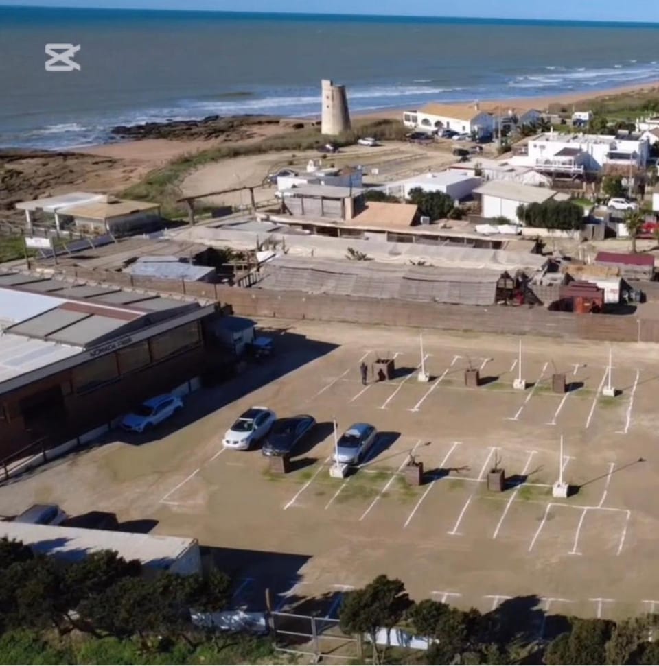 Property building, Natural landscape, Bird's eye view, Beach, Evening entertainment, Location, Parking
