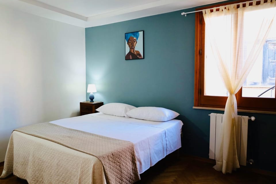 Bedroom, heating