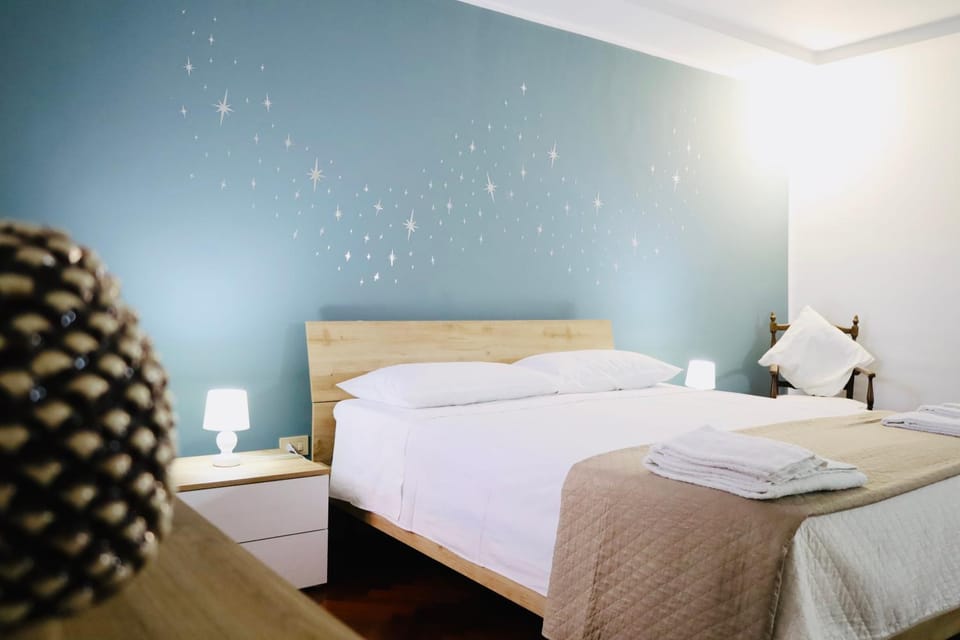 Bedroom, towels