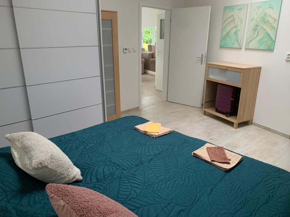 Bed, Photo of the whole room, Bedroom, towels