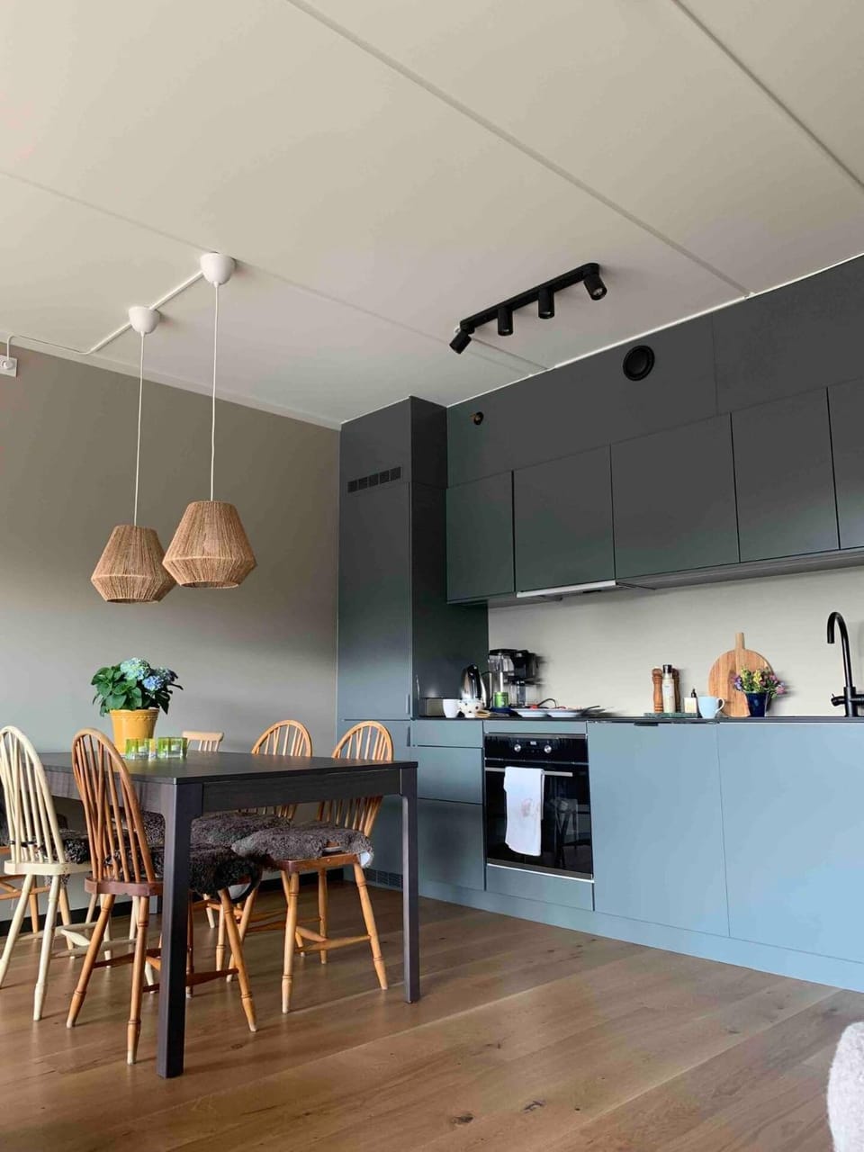Kitchen or kitchenette, Dining area, stove