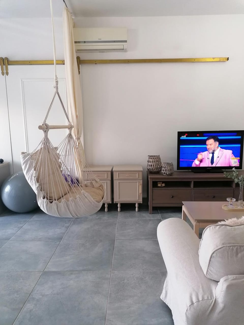 Communal lounge/ TV room, TV and multimedia, Living room, Photo of the whole room, Seating area, air conditioner